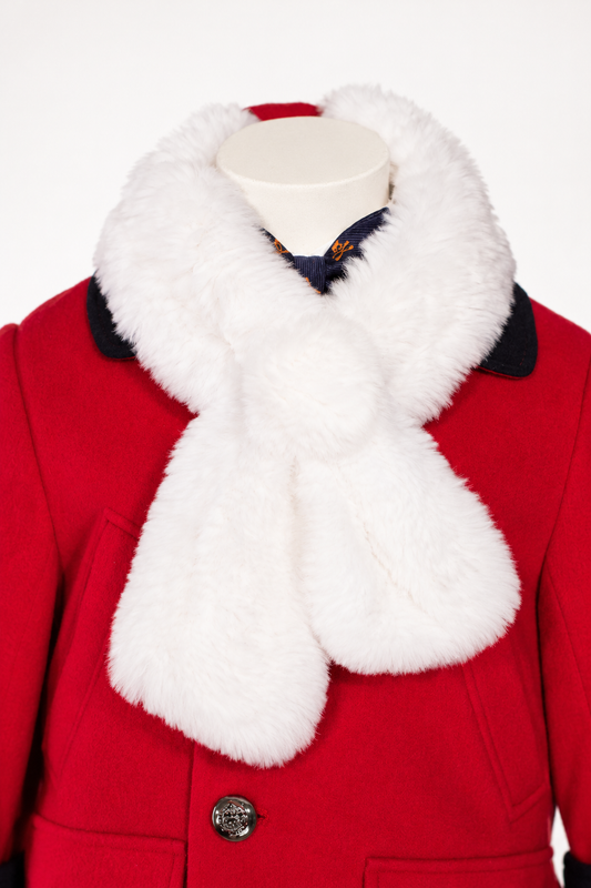 Écharpe Élodie blanche en fourrure, présentée sur un manteau rouge